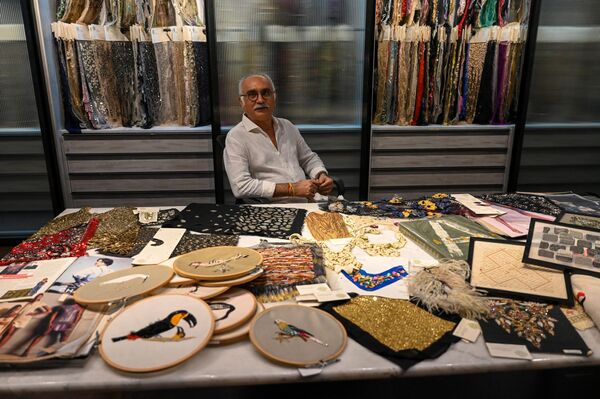 Chetan Desai, директор ателье ручной вышивки Shanagar в Мумбаи, работающей над дизайном для французского кутюрье Жюльена Фурни  - Sputnik भारत
