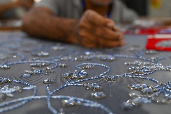 Вышивальщик ателье ручной вышивки Shanagar в Мумбаи работает над дизайном для французского кутюрье Жюльена Фурни  - Sputnik भारत