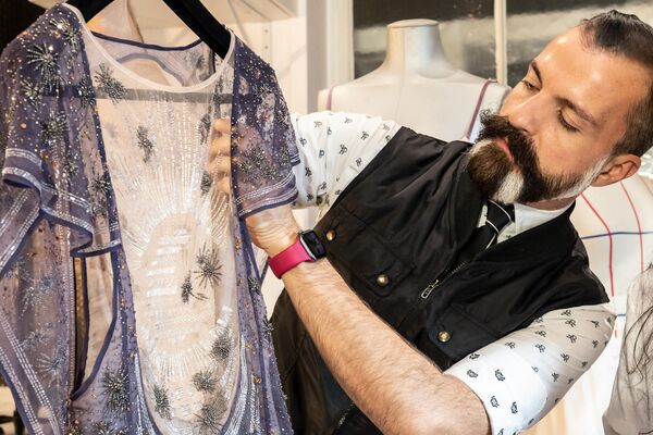 Французский модельер Жюльен Фурни работает над расшитым платьем в своей студии в преддверии Недели высокой моды Весна-лето 2023 в Париже - Sputnik भारत