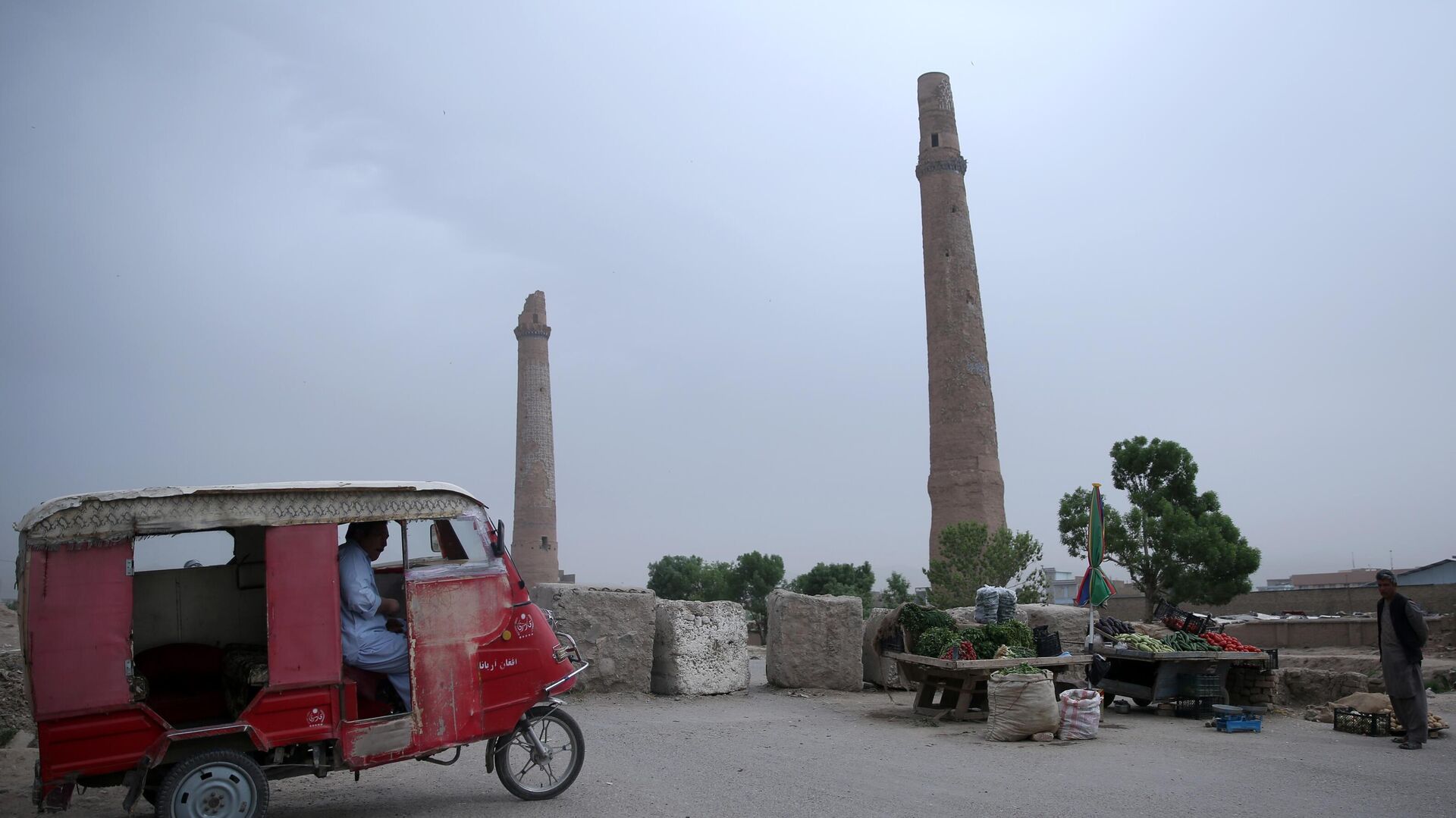 An Afghan rickshaw driver waits for customers near the historical minarets in the center of Herat city, west of the capital Kabul, Tuesday, April 14, 2015. - Sputnik India, 1920, 24.01.2023