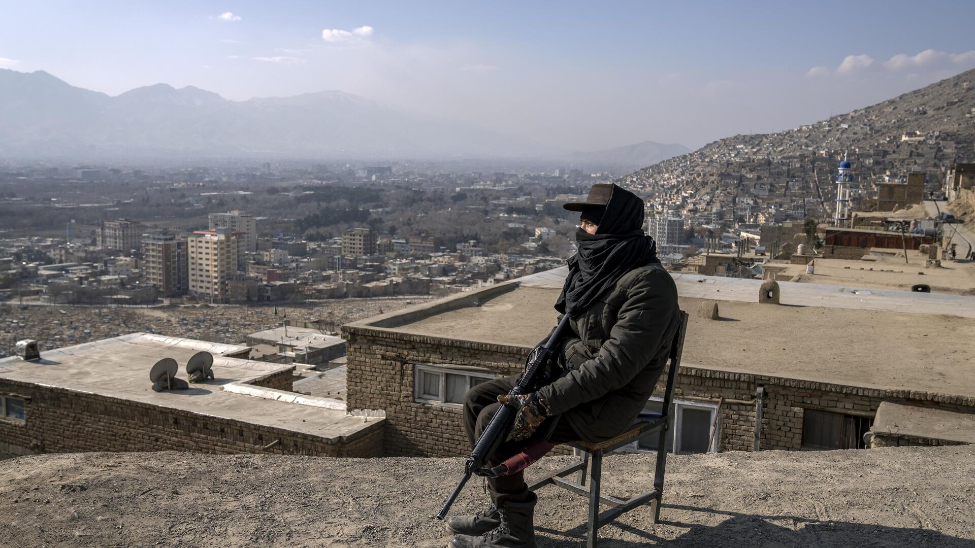 A Taliban fighter sits as he watches the area in Kabul, Afghanistan, Monday, Dec. 26, 2022. - Sputnik भारत, 1920, 10.12.2023
