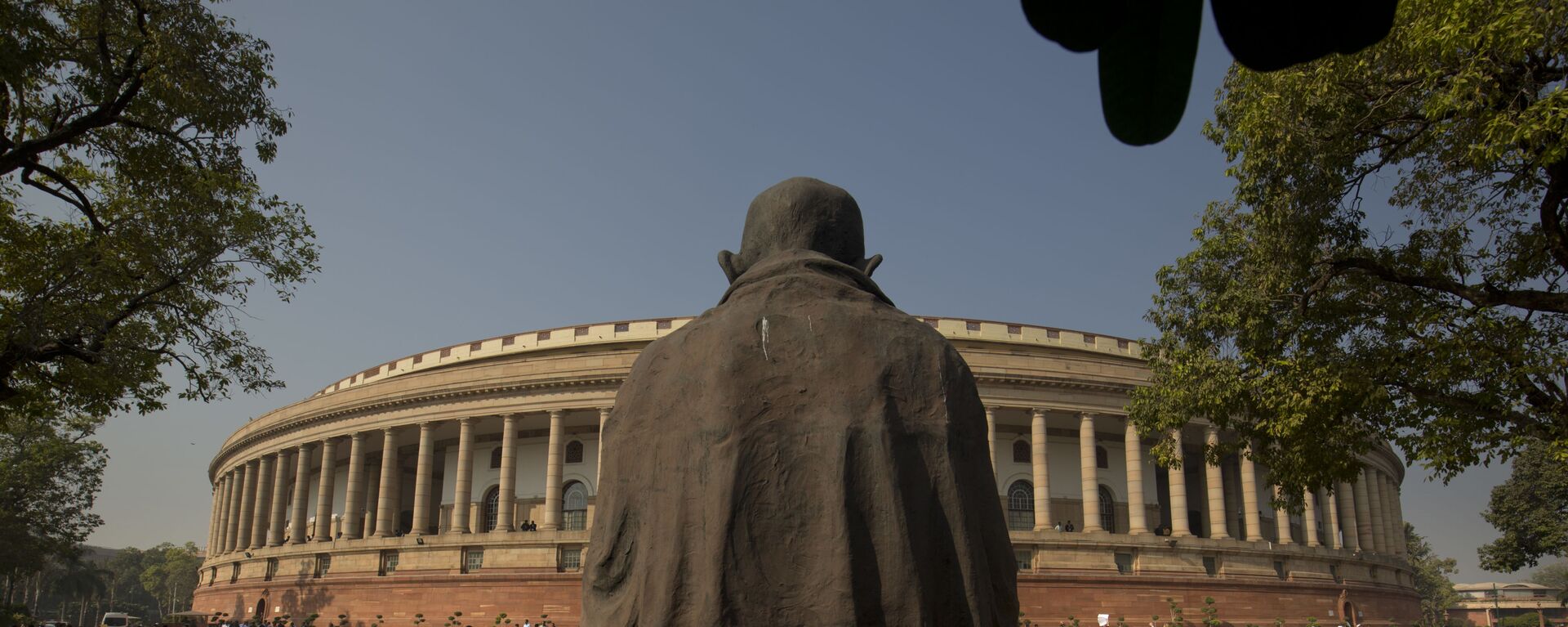 A statue of Mahatma Gandhi overlooks the Indian parliament building (File) - Sputnik India, 1920, 25.01.2023