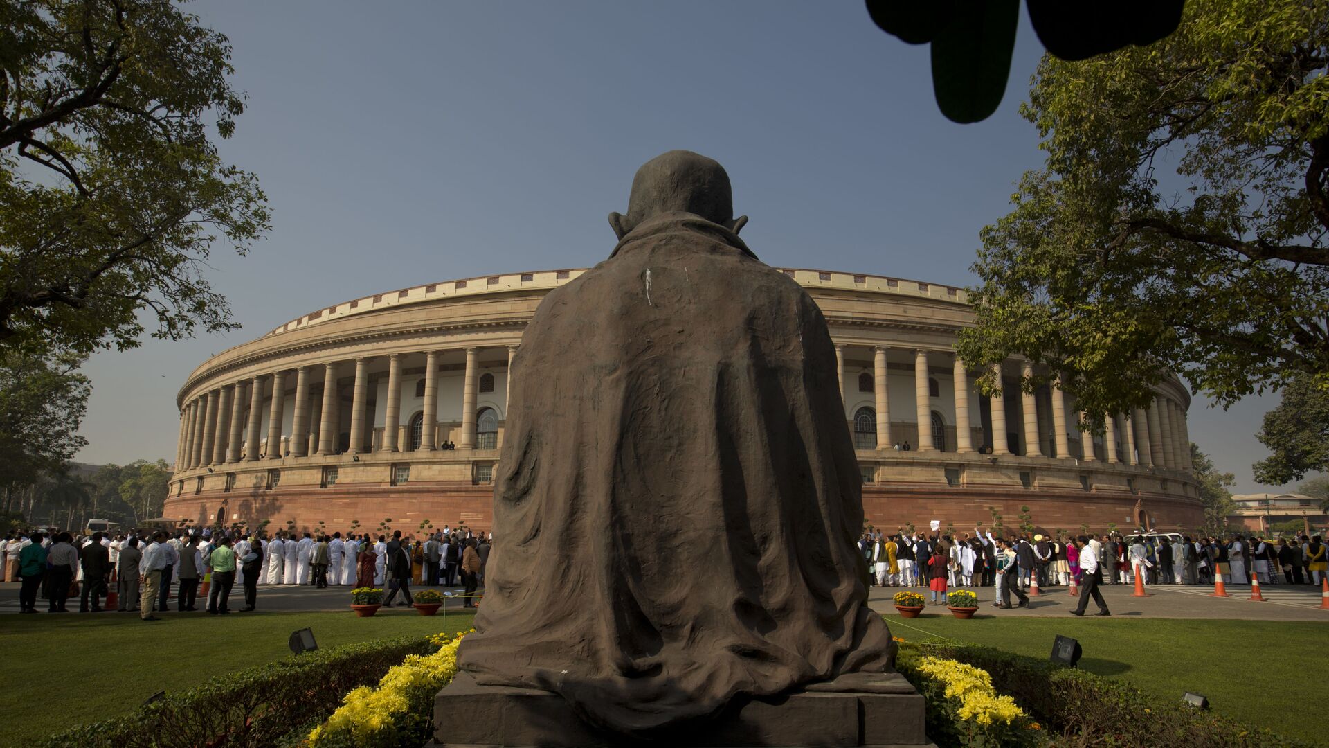 A statue of Mahatma Gandhi overlooks the Indian parliament building (File) - Sputnik India, 1920, 25.01.2023