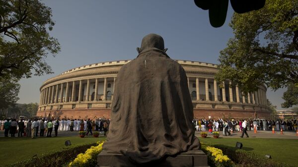 A statue of Mahatma Gandhi overlooks the Indian parliament building (File) - Sputnik भारत