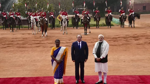 Indian Prime Minister Narendra Modi, right, and President Draupadi Murmu, left, stand with Egyptian President Abdel Fattah El-Sisi at a ceremonial reception for the latter in New Delhi, India, Wednesday, Jan. 25, 2023. - Sputnik भारत