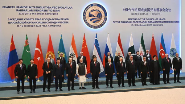 (L-R) Mongolian President Ukhnaa Khurelsukh, Turkmen President Serdar Berdymukhamedov, Turkish President Recep Tayyip Erdogan, Kazakh President Kassym-Jomart Tokayev, Indian Prime Minister Narendra Modi, Chinese President Xi Jinping, Uzbek President Shavkat Mirziyoyev, Russian President Vladimir Putin, Tajik President Emomali Rahmon, Pakistani Prime Minister Shahbaz Sharif, Iranian President Ebrahim Raisi, Belarusian President Alexander Lukashenko and Azerbaijani President Ilham Aliyev pose for a family photo before the meeting in an expanded format at the Shanghai Cooperation Organisation (SCO) leaders' summit in Samarkand on September 16, 2022. - Sputnik भारत