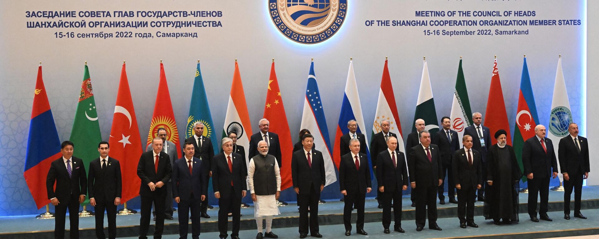 (L-R) Mongolian President Ukhnaa Khurelsukh, Turkmen President Serdar Berdymukhamedov, Turkish President Recep Tayyip Erdogan, Kazakh President Kassym-Jomart Tokayev, Indian Prime Minister Narendra Modi, Chinese President Xi Jinping, Uzbek President Shavkat Mirziyoyev, Russian President Vladimir Putin, Tajik President Emomali Rahmon, Pakistani Prime Minister Shahbaz Sharif, Iranian President Ebrahim Raisi, Belarusian President Alexander Lukashenko and Azerbaijani President Ilham Aliyev pose for a family photo before the meeting in an expanded format at the Shanghai Cooperation Organisation (SCO) leaders' summit in Samarkand on September 16, 2022. - Sputnik भारत, 1920, 27.04.2023