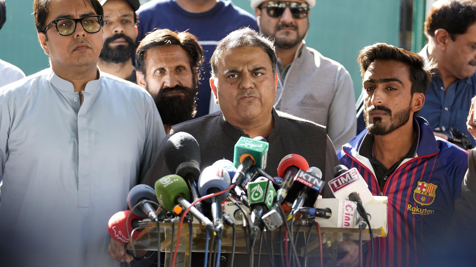 Fawad Chaudhry, center, a leader of former Prime Minister Imran Khan's party talks to media outside the Election Commission head office after the decision of Khan's disqualification, in Islamabad, Pakistan, Friday, Oct. 21, 2022. - Sputnik India, 1920, 27.01.2023