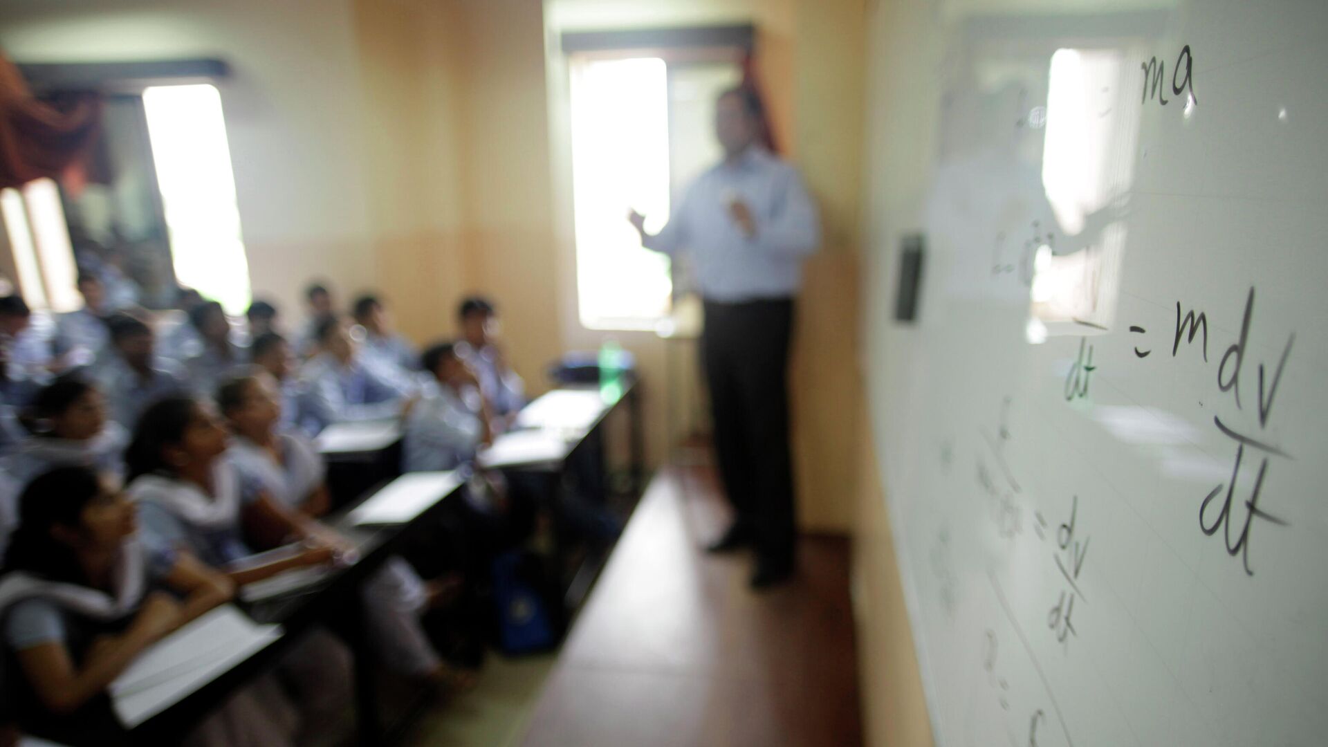 In this Aug. 5, 2010 photograph, students attend a class at a cram school in Kota, India - Sputnik India, 1920, 26.01.2023