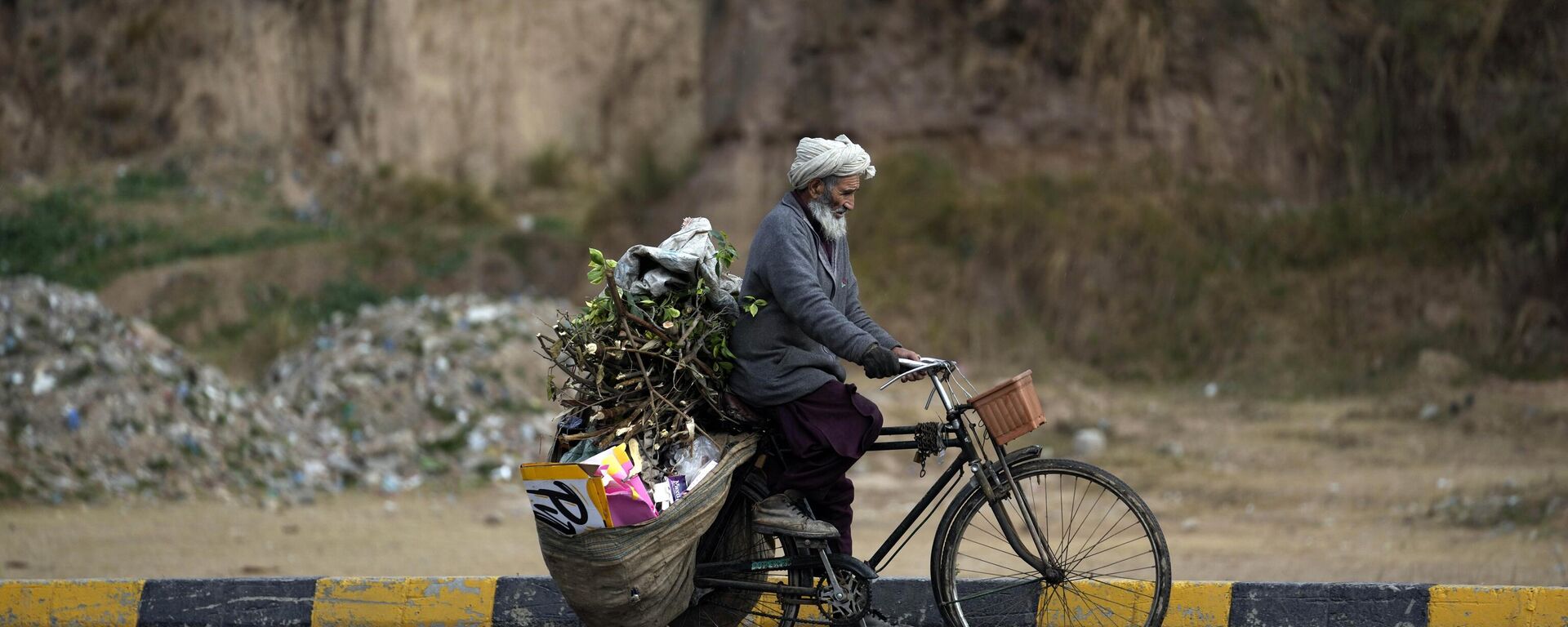 A man carries a load of firewood on his bicycle during the winter season in Islamabad, Pakistan, Saturday, Jan. 21,2023. - Sputnik India, 1920, 03.02.2023