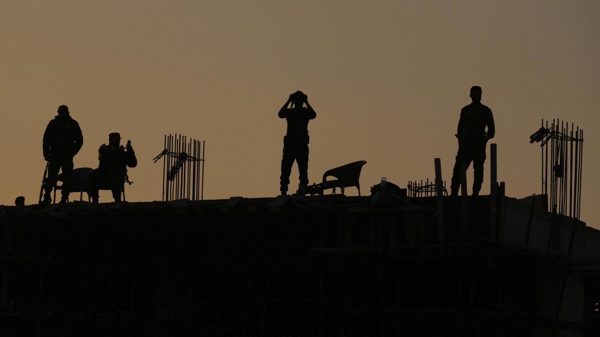 Pakistan police commandos stand guard on a rooftop while they observe the area to ensure the security of the rally of Pakistan's former Prime Minister Imran Khan's 'Pakistan Tehreek-e-Insaf' party, in Rawalpindi, Pakistan, Saturday, Nov. 26, 2022. - Sputnik India, 1920, 26.01.2023