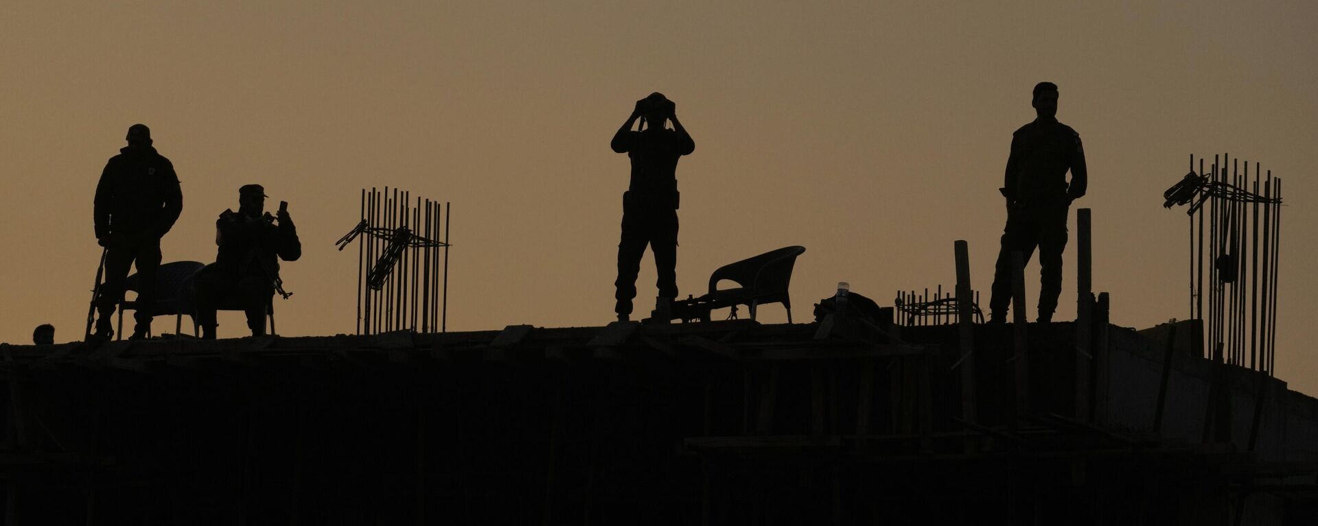 Pakistan police commandos stand guard on a rooftop while they observe the area to ensure the security of the rally of Pakistan's former Prime Minister Imran Khan's 'Pakistan Tehreek-e-Insaf' party, in Rawalpindi, Pakistan, Saturday, Nov. 26, 2022. - Sputnik India, 1920, 29.03.2023