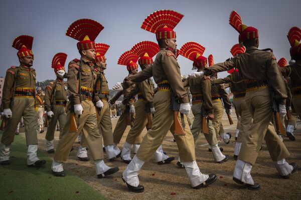 Индийские военные выступают во время 74-го парада в честь Дня Республики Индии в Нью-Дели  - Sputnik भारत