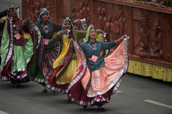 Танцовщицы в традиционных нарядах выступают во время 74-го парада в честь Дня Республики Индии в Нью-Дели  - Sputnik भारत