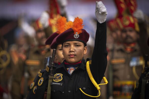 Команда женщин из полиции Ассама принимает участие в параде в честь Дня республики в Гувахати, Индия - Sputnik भारत
