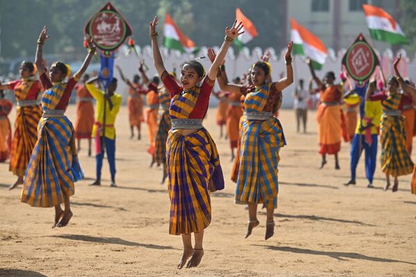 Школьники танцуют во время культурного шоу во время празднования 74-го Дня Республики Индии в Бангалоре, Индия - Sputnik भारत