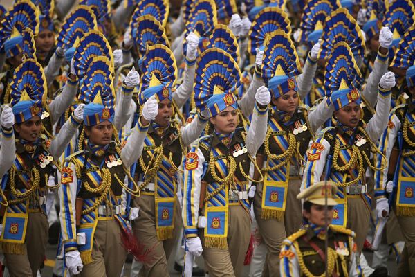 Полицейские маршируют во время парада в честь 74-го Дня Республики Индии в Нью-Дели, Индия - Sputnik भारत