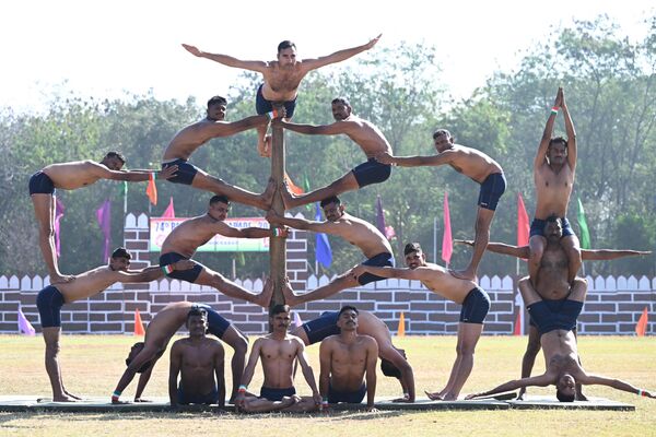 Сотрудники Railway Protection Force выступают во время празднования Дня Республики в Секундерабаде, Индия - Sputnik भारत