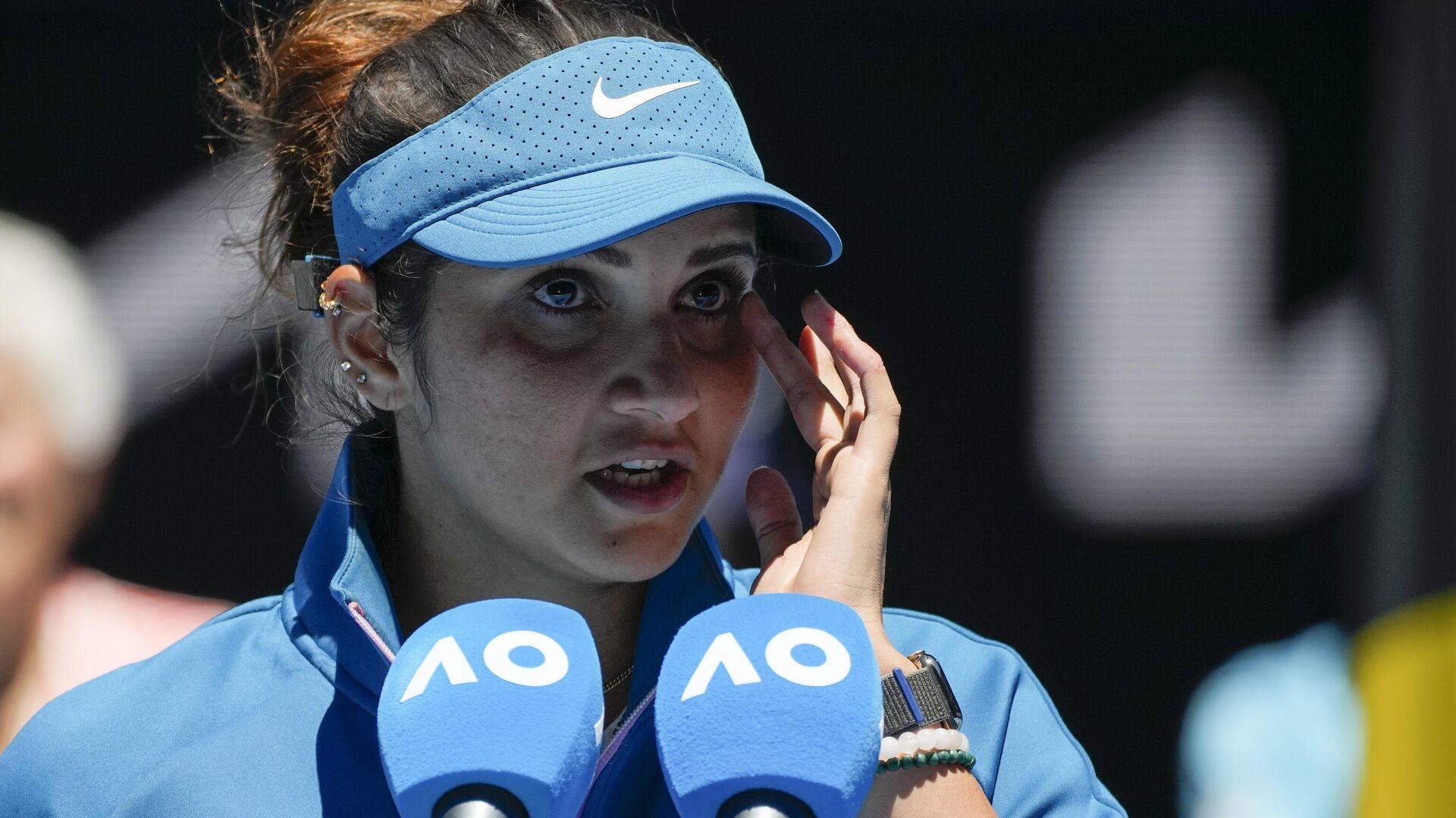 India's Sania Mirza addresses the audience following her mixed doubles final loss with partner Rohan Bopanna to Brazil's Luisa Stefani and Rafael Matos at the Australian Open tennis championship in Melbourne, Australia, Friday, Jan. 27, 2023. - Sputnik India, 1920, 27.01.2023