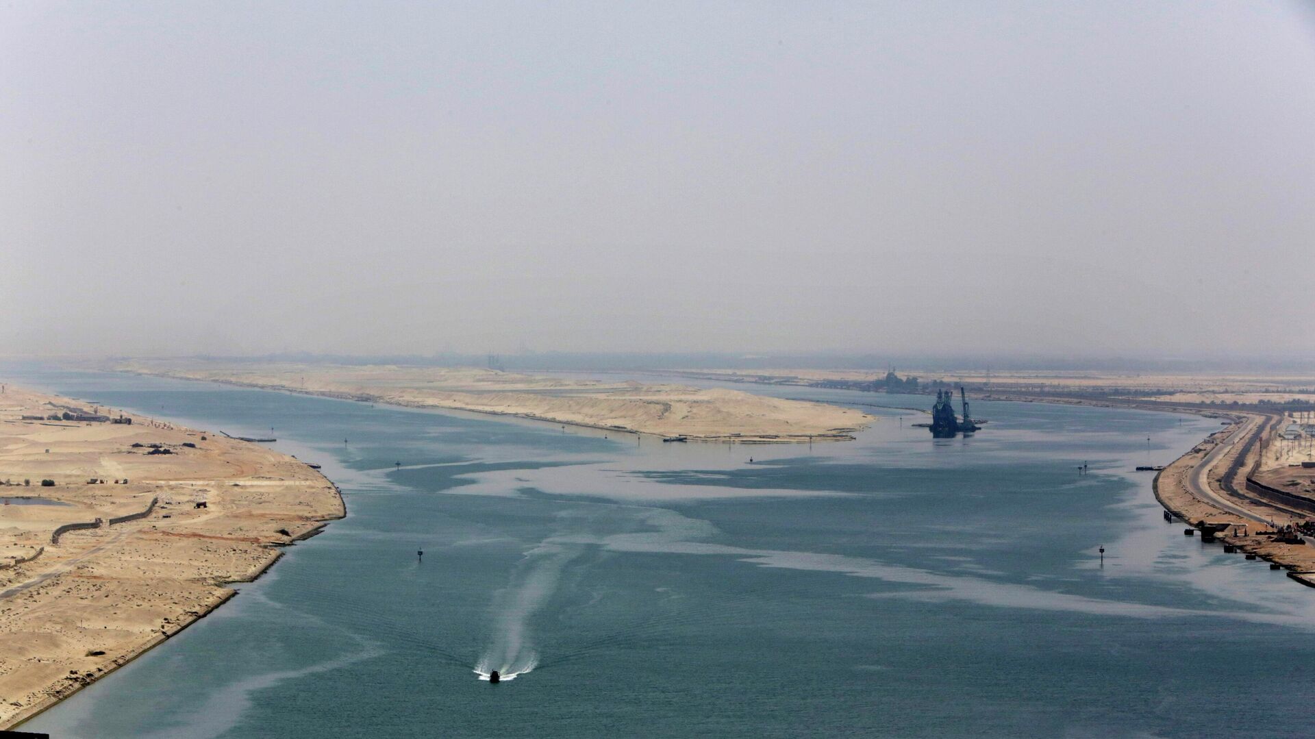 An army zodiac secures the entrance of a new section of the Suez Canal in Ismailia, Egypt, Aug. 6, 2015. - Sputnik भारत, 1920, 23.08.2023
