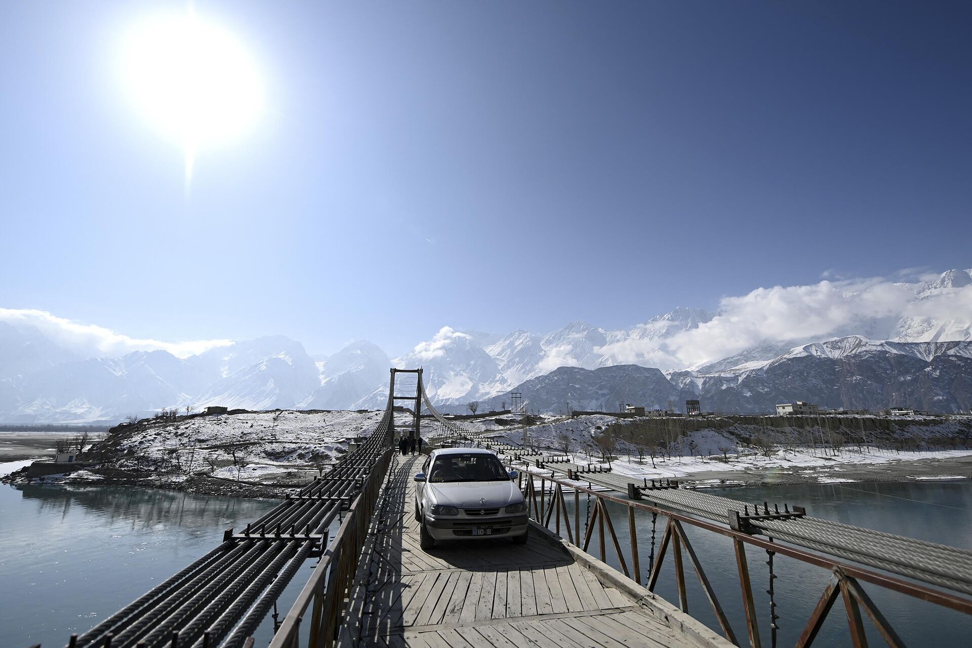 A car crosses the Kowardu suspension bridge over the Indus River on the outskirts of Skardu on January 24, 2021. - Sputnik India, 1920, 28.01.2023