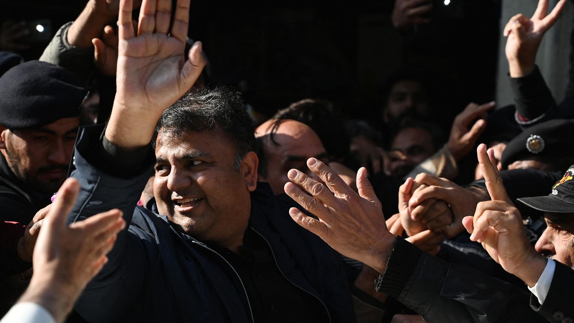Pakistan's former information minister Fawad Chaudhry (C) gestures as police officials escort him after a hearing at a court in Islamabad on January 27, 2023. - Sputnik India, 1920, 27.01.2023