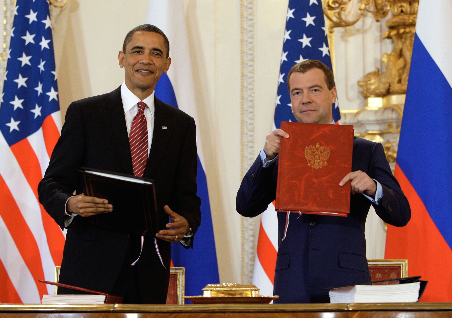 Dmitry Medvedev and Barack Obama sign new strategic arms reduction treaty - Sputnik भारत, 1920, 27.01.2023