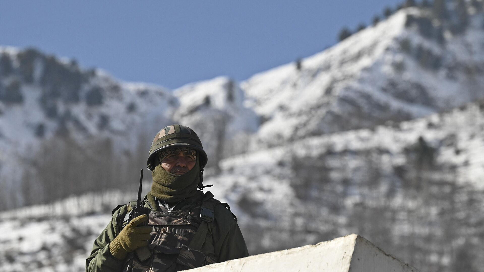 An Indian security personnel stands guard as Indian Congress leader Rahul Gandhi and former Chief Minister of Jammu and Kashmir Omar Abdullah (not pictured) walk during the 'Bharat Jodo Yatra' march in Banihal, some 94 Km from Srinagar in Kashmir, on January 27, 2023. - Sputnik India, 1920, 27.01.2023