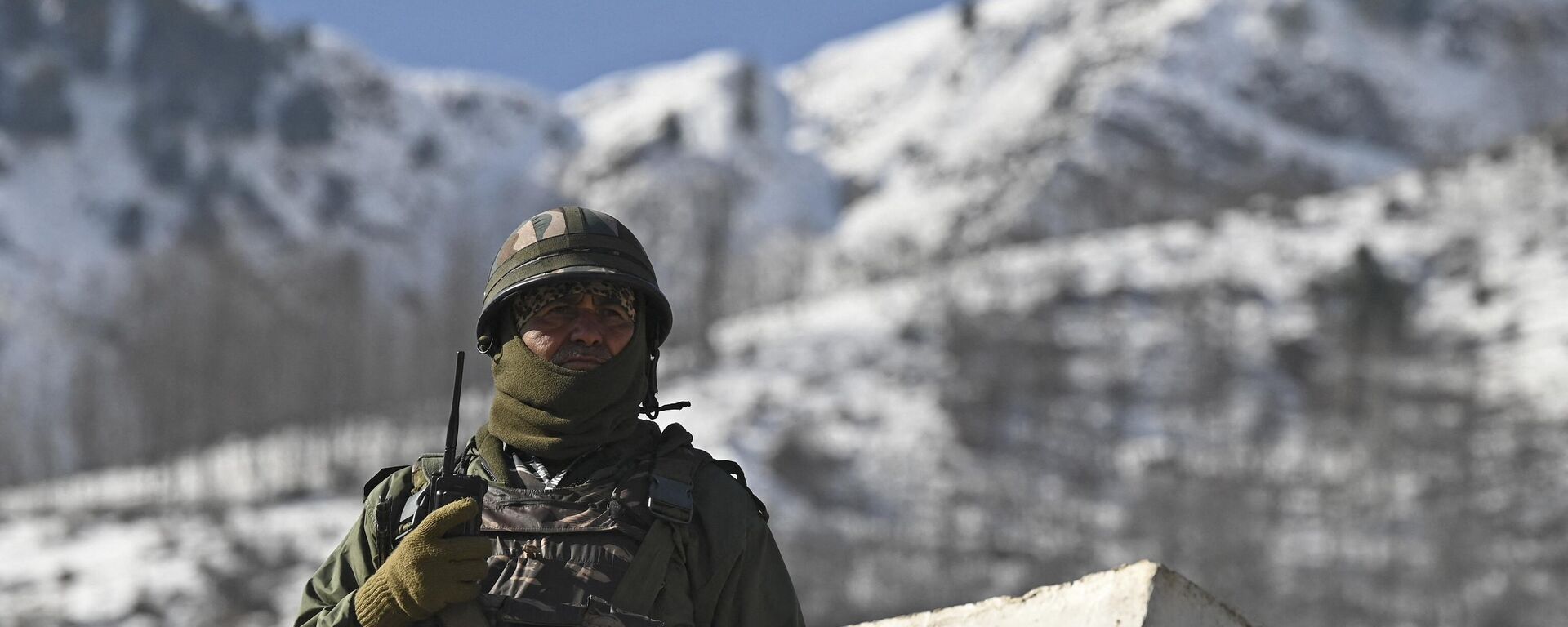 An Indian security personnel stands guard as Indian Congress leader Rahul Gandhi and former Chief Minister of Jammu and Kashmir Omar Abdullah (not pictured) walk during the 'Bharat Jodo Yatra' march in Banihal, some 94 Km from Srinagar in Kashmir, on January 27, 2023. - Sputnik India, 1920, 27.01.2023