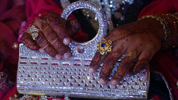 A Pakistani bride attends at a mass-wedding ceremony in Karachi on May 28, 2018. - At least 100 couples participated in the mass wedding ceremony organised by a local charity welfare trust Al Ghousia Welfare Organization. - Sputnik India