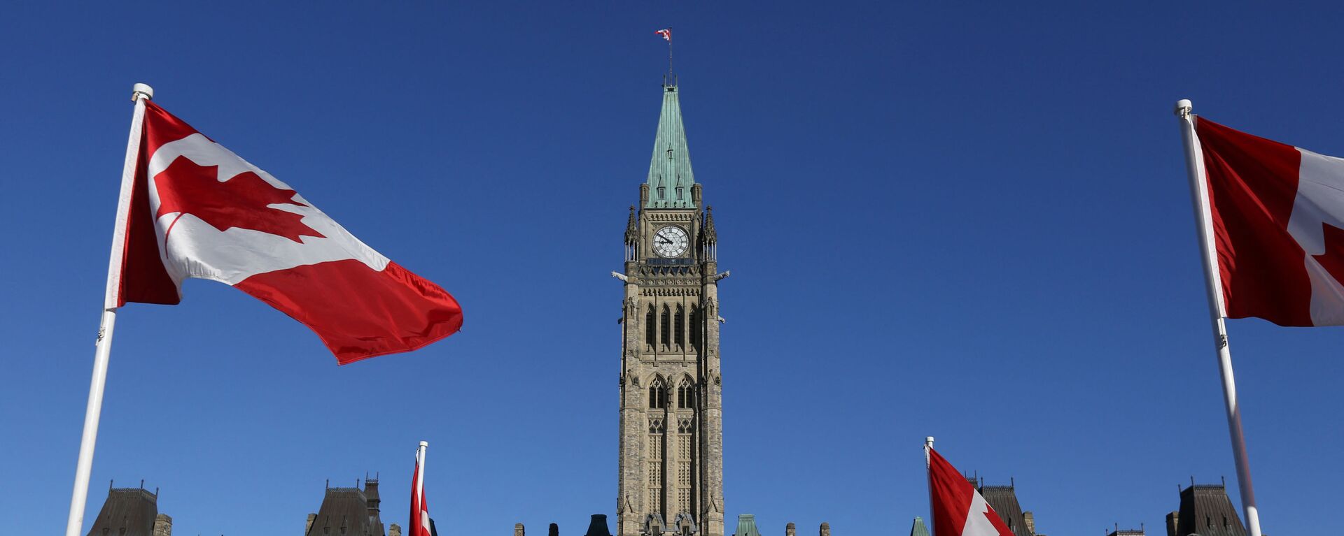Canadian flags line the walkway in front of the Parliament in Ottawa, Ontario, October 2, 2017 - Sputnik India, 1920, 15.02.2023