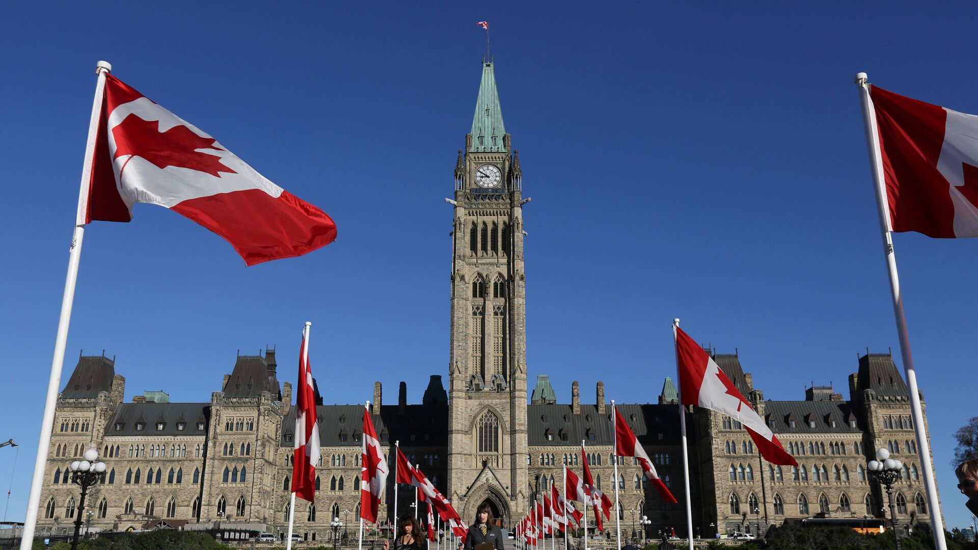 Canadian flags line the walkway in front of the Parliament in Ottawa, Ontario, October 2, 2017 - Sputnik India, 1920, 31.01.2023