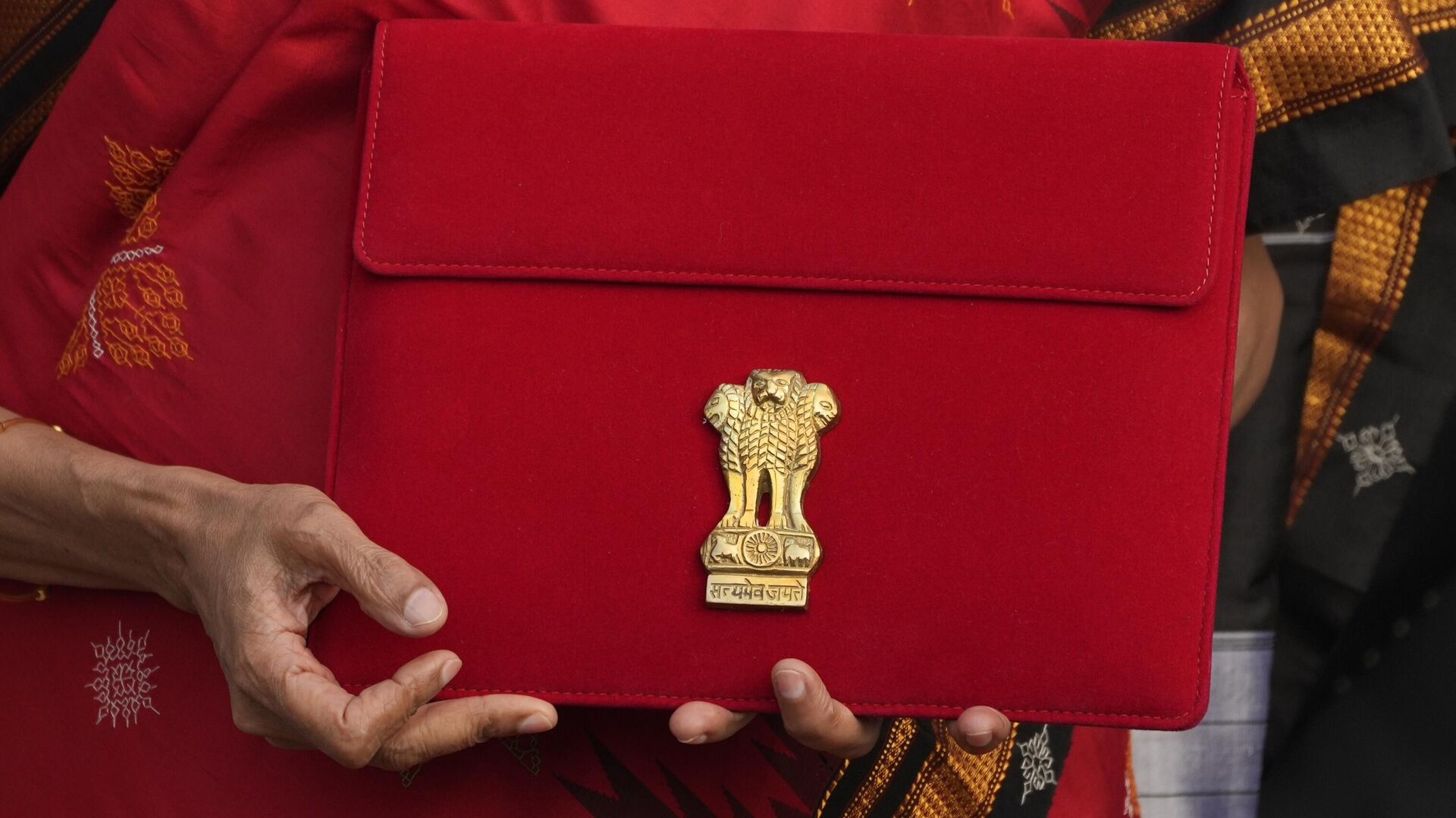 Indian Finance Minister Nirmala Sitharaman, poses for the media holding a pouch containing a digital tablet as she leaves her office along with her colleagues for President's house before presenting the federal budget for the financial year 2023-24  in the Parliament in New Delhi, India, Wednesday, Feb. 1 2023. - Sputnik India, 1920, 01.02.2023
