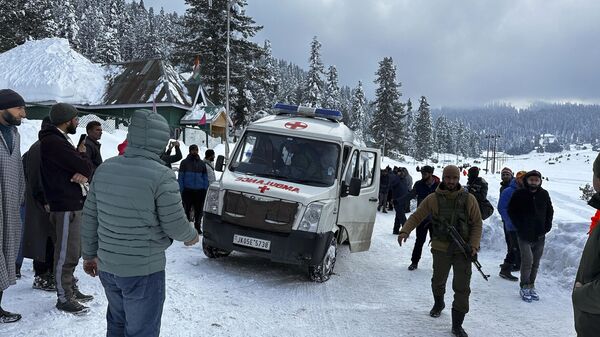 An ambulance leaves carrying the bodies of two foreigners who were killed in an avalanche in Gulmarg, 55 kilometers (34 miles) from Srinagar, Wednesday, Feb 1, 2023. - Sputnik India