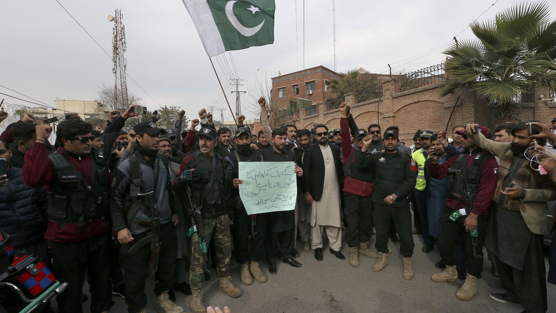 Police officers chant slogans as they take part in a peace march organized by a civil society group denouncing militant attacks and demanding peace in the country, in Peshawar, Pakistan, Wednesday, Feb. 1, 2023. - Sputnik India, 1920, 01.02.2023