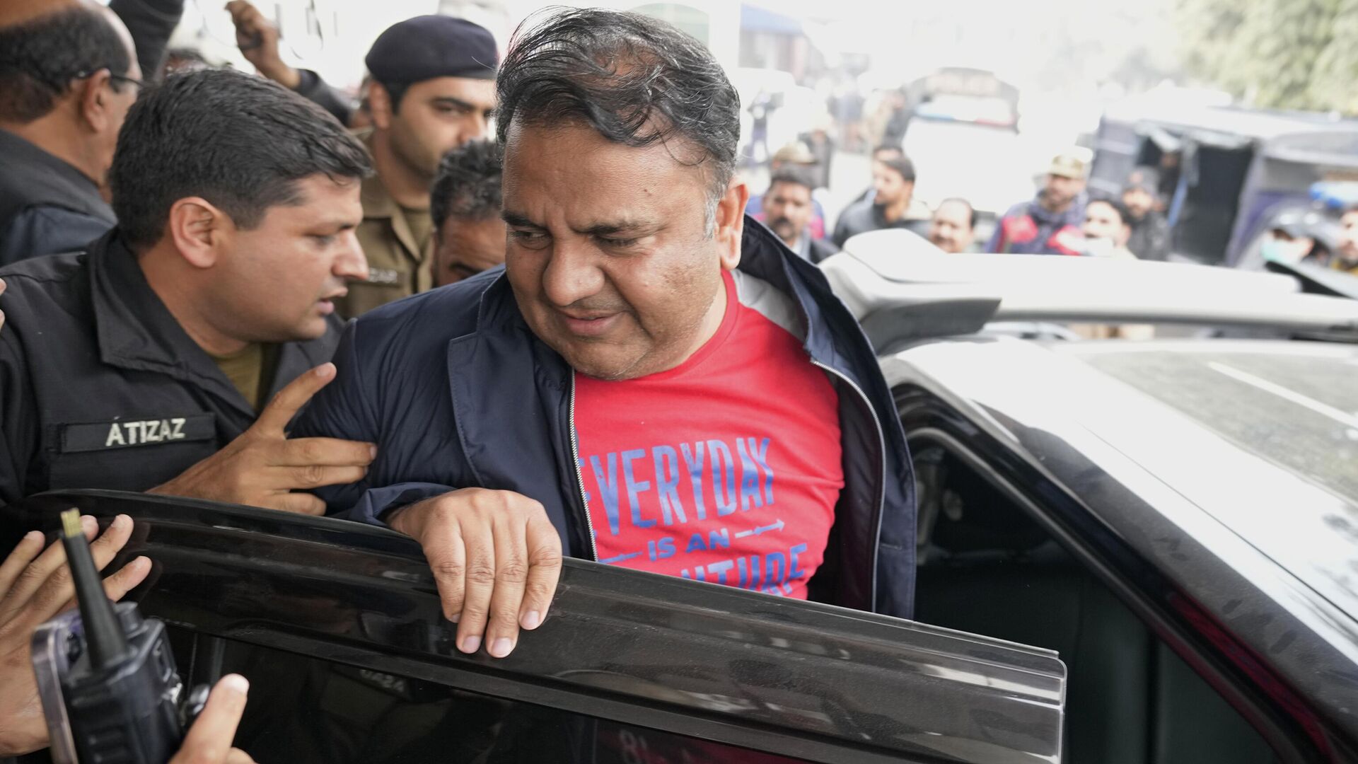 Fawad Chaudhry, center, a senior leader of former Prime Minister Imran Khan's party, leaves after his medial checkup at a hospital in Lahore, Pakistan, Wednesday, Jan. 25, 2023. - Sputnik India, 1920, 02.02.2023