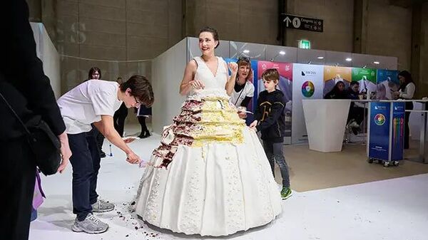 the Largest Wearable Cake Dress (Supported) Weighing 131 kg - Sputnik India