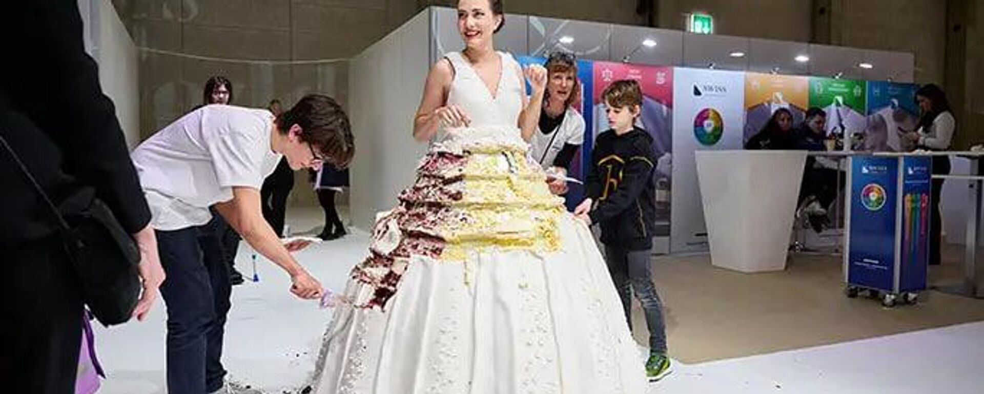the Largest Wearable Cake Dress (Supported) Weighing 131 kg - Sputnik India, 1920, 02.02.2023