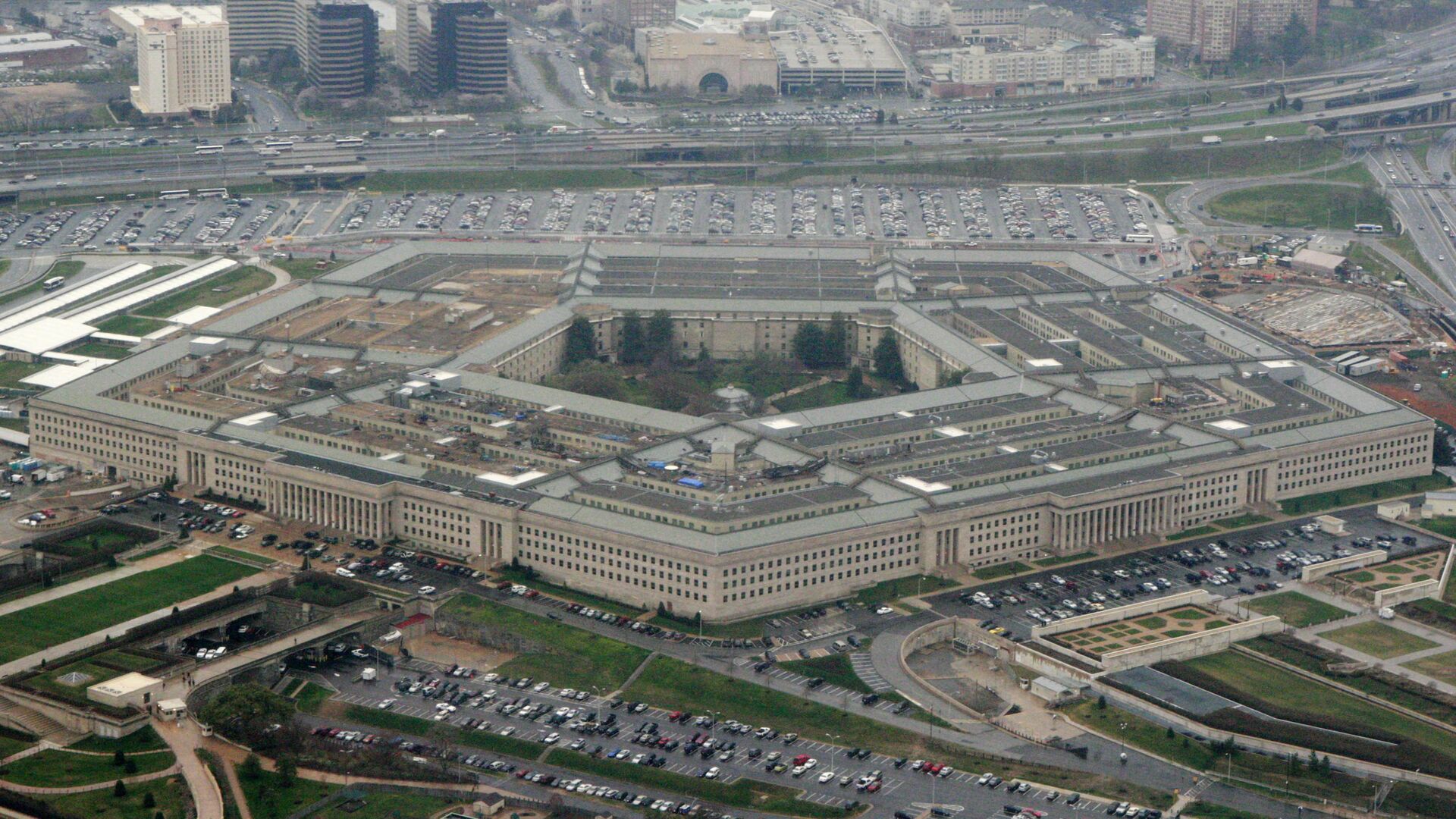 This March 27, 2008, file photo, shows the Pentagon in Washington. The Pentagon said Tuesday, July 6, 2021, that it is canceling a cloud-computing contract with Microsoft that could eventually have been worth $10 billion and will instead pursue a deal with both Microsoft and Amazon. (AP Photo/Charles Dharapak, File) - Sputnik India, 1920, 02.02.2023