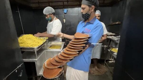The Indian waiter who can balance 16 plates of Dosa on one hand - Sputnik India