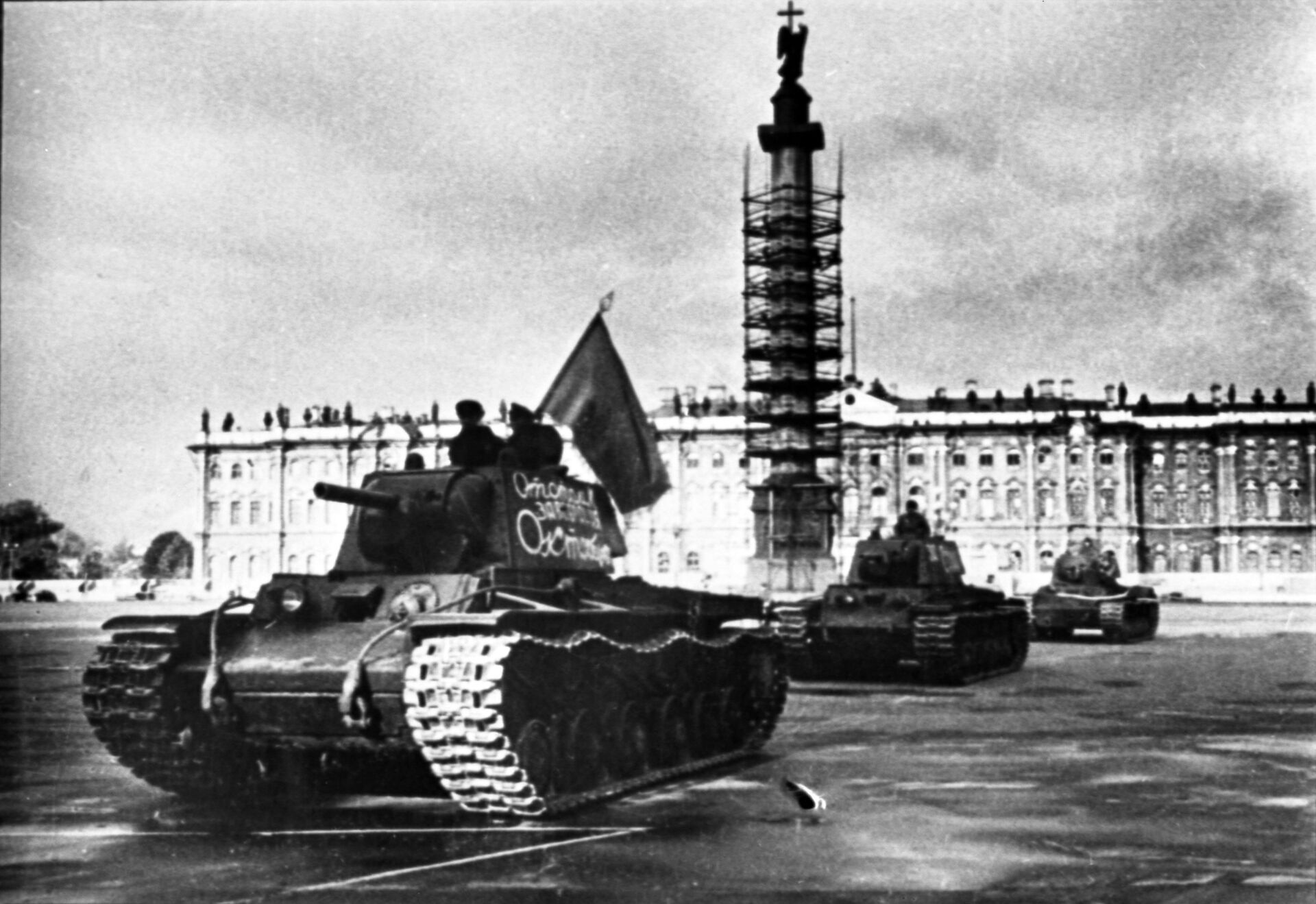 Tanks moving from Palace Square during the siege of Leningrad. - Sputnik भारत, 1920, 02.02.2023
