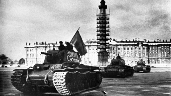 Tanks moving from Palace Square during the siege of Leningrad. - Sputnik भारत