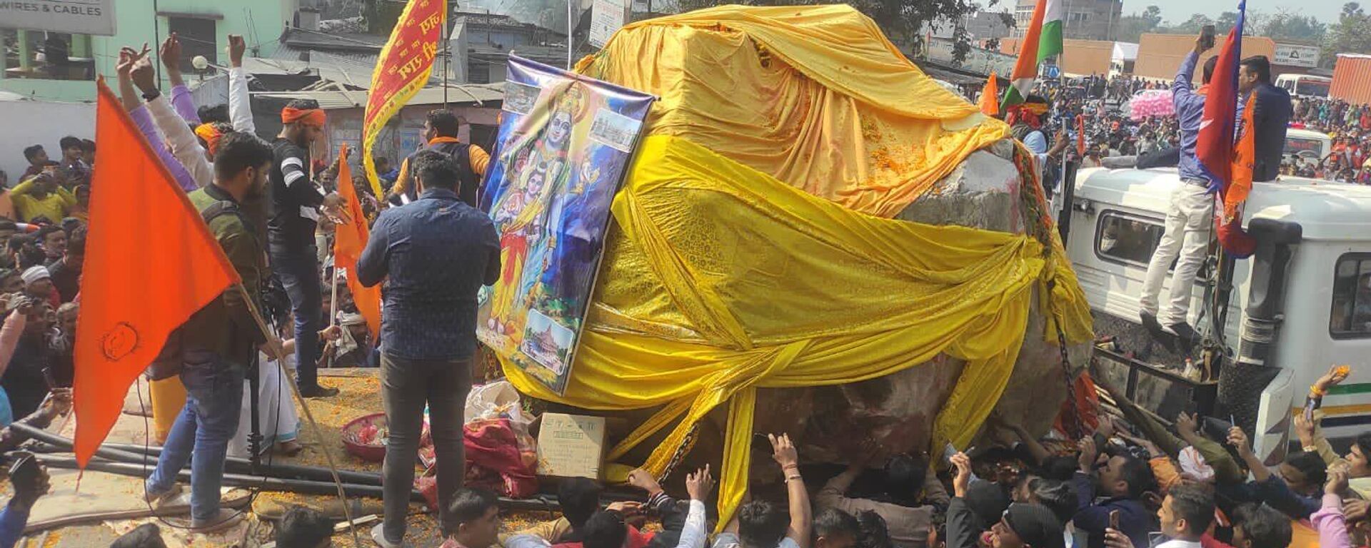 People gathered to welcome the two pieces of stone that came for Ayodhya's Ram temple - Sputnik भारत, 1920, 02.02.2023