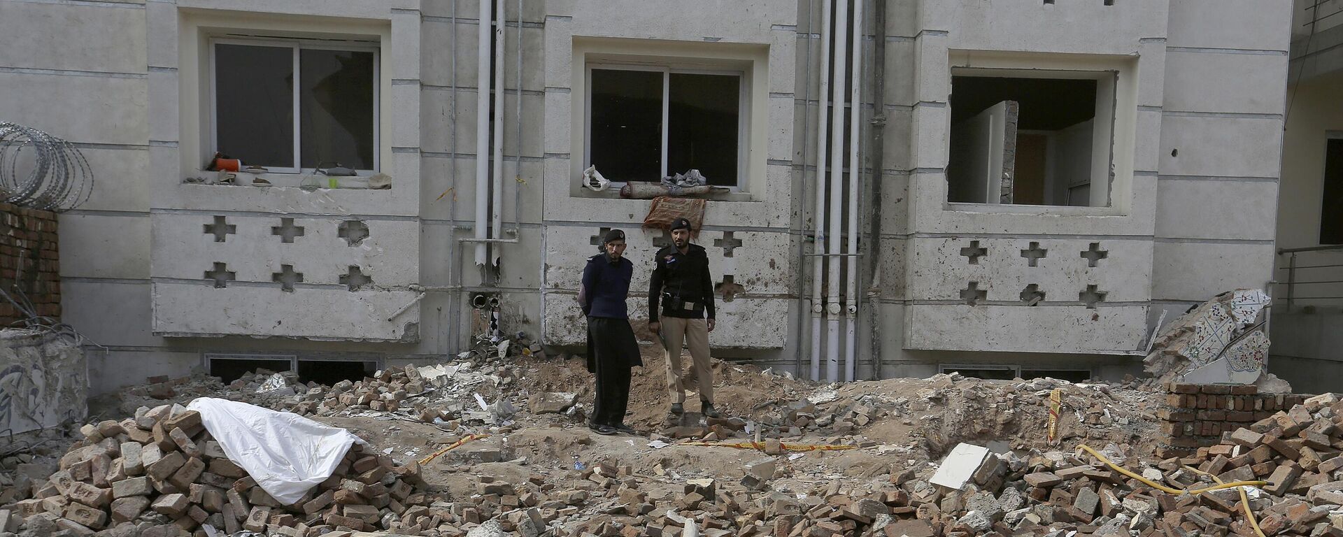 Police officers examine the site of Monday's suicide bombing in Peshawar, Pakistan, Feb. 2, 2023. - Sputnik India, 1920, 03.02.2023