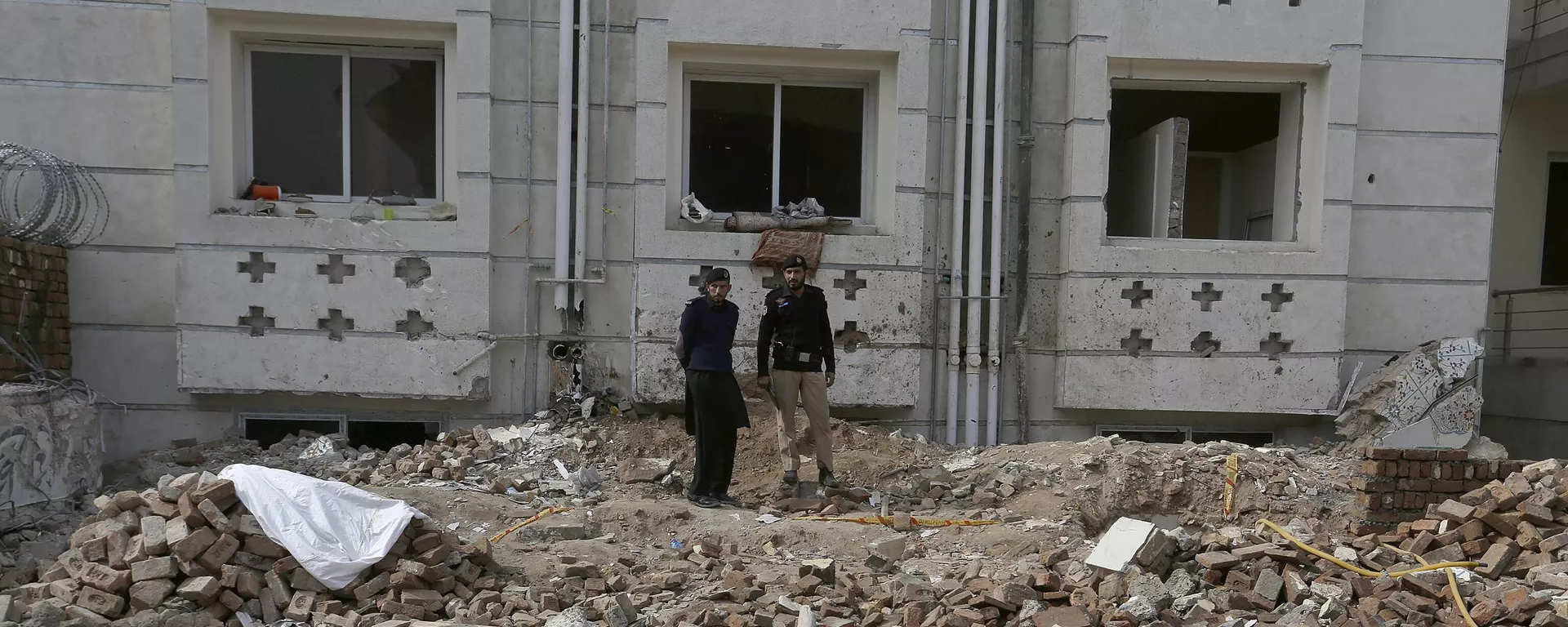 Police officers examine the site of Monday's suicide bombing in Peshawar, Pakistan, Feb. 2, 2023. - Sputnik India, 1920, 17.03.2023