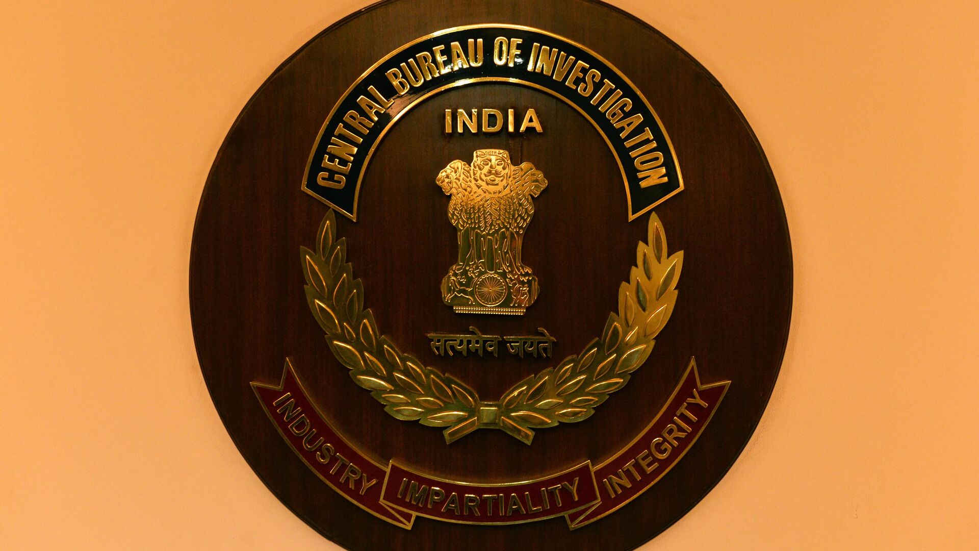 The logo of India's Central Bureau of Investigation (CBI) is seen during a press conference by newly-elected CBI director Anil Kumar Sinha in New Delhi on December 3, 2014. - Sputnik India, 1920, 03.02.2023