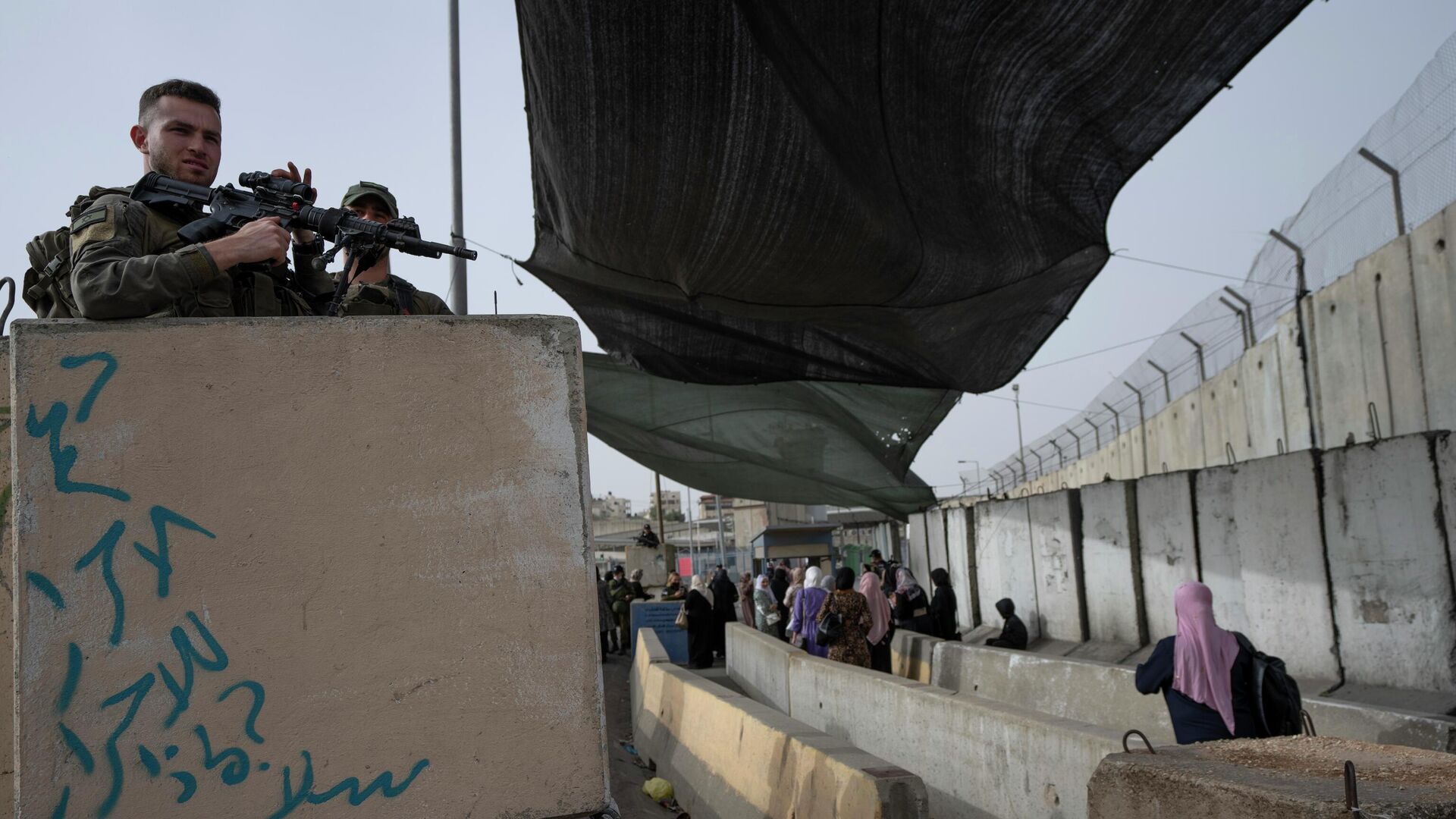 Israeli Border Police officers secure a checkpoint used by Palestinians to cross from the West Bank into Jerusalem, for the first Friday prayers in the Muslim holy month of Ramadan at the Al Aqsa mosque compound, at the Qalandia Israeli army checkpoint, west of Ramallah, April 8, 2022. - Sputnik India, 1920, 03.02.2023