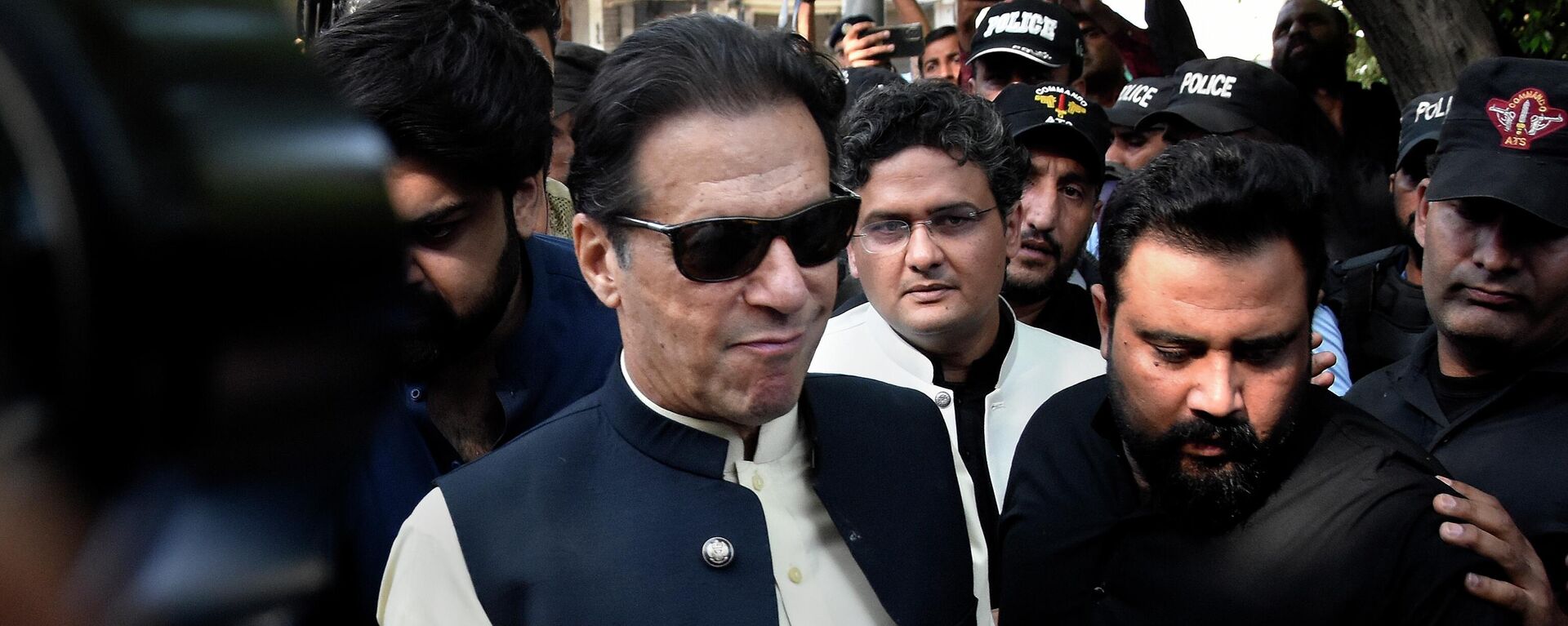 Former Pakistani Prime Minister Imran Khan, center, arrives to the Islamabad High Court surrounded by security, in Islamabad, Pakistan, Monday, Oct. 3, 2022. - Sputnik India, 1920, 03.02.2023