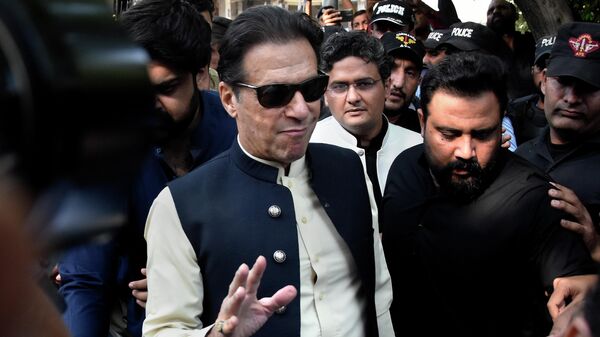 Former Pakistani Prime Minister Imran Khan, center, arrives to the Islamabad High Court surrounded by security, in Islamabad, Pakistan, Monday, Oct. 3, 2022. - Sputnik भारत