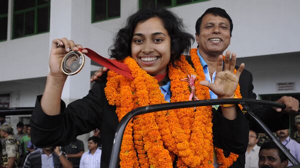 Indian gymnast Dipa Karmakar displays her bronze medal from the 2014 Commonwealth Games in Glasgow upon arrival at the airport in Agartala, the capital of northeastern state of Tripura on August 4, 2014. (Photo by ARINDAM DEY / AFP) - Sputnik भारत